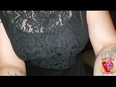 ❤️ Slutty ګامه خور هغه ته یو blowjob او هسپانوي ورکوي