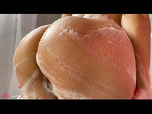 ❤️ Brunette په شاور کې د شدید orgasm لپاره د وایبرټر سره بلی مشت زنی کوي